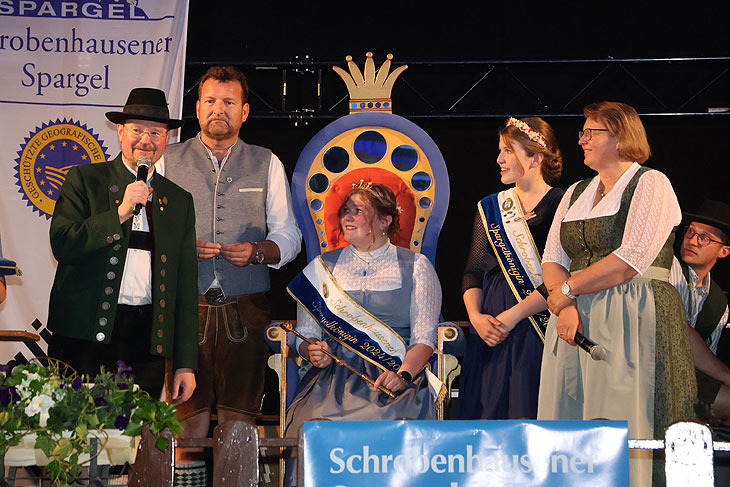 Mit Gottes Segen durch Stadtpfarrer Georg Leonhard Bühler (li.): Krönung der 47. Schrobenhausener Spargelkönigin Elisabeth IV. am 05.05.2024. Mit dabei Brunnens Bürgemeister Thomas Wagner (2.v.l.), ihre Vorgängerin Natalie I. (2.v.r.) und die  1. Vorsitzende der Spargel-Erzeugergemeinschaft Südbayern Claudia Westner (re.) (©Foto: Martin Schmitz)